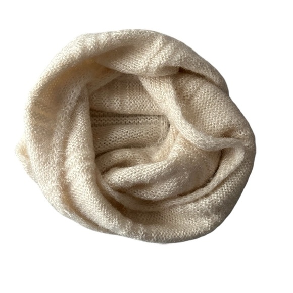 Betsey Johnson white knit infinity scarf - Picture 2 of 9